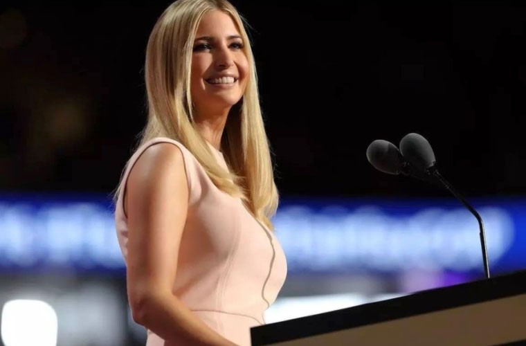 Trong suốt cuộc vận động tranh cử tổng thống, có lẽ Ivanka Trump -  ái nữ Tổng thống đắc cử Donald Trump - là một người hỗ trợ tích cực cho bố mình. Cô tham gia hầu hết các hoạt động vận động và luôn song hành bên cha. Ảnh Sina